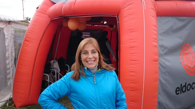 Roxana Martínez le puso su simpatía al domingo de rally.