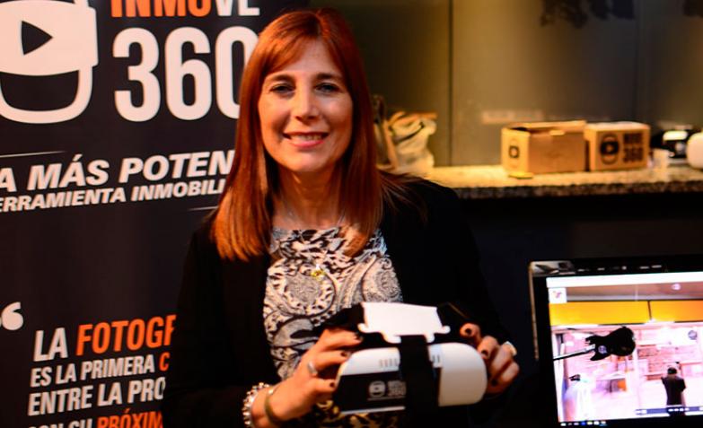 Roxana Martínez, probando el 360 en la feria del encuentro. Foto: Foto: Francesco Trombetta / ElDoce.tv.