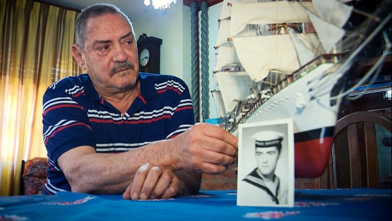 Rubén, emocionado con la Fragata Libertad que armó su hijo.