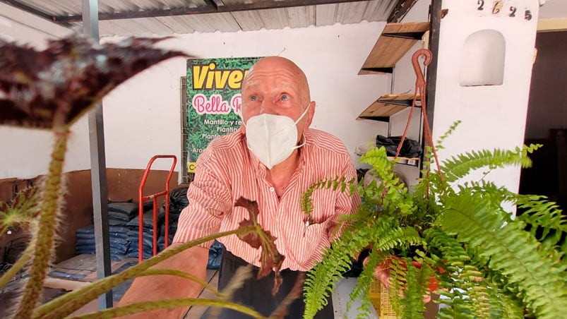 Rubén Viviani es feliz entre sus plantas. Foto: Fredy Bustos/El Doce.