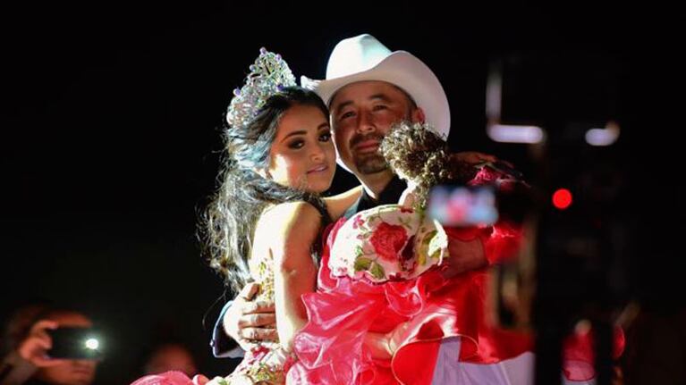 Rubí junto a su padre, en la fiesta de 15 más convocante.