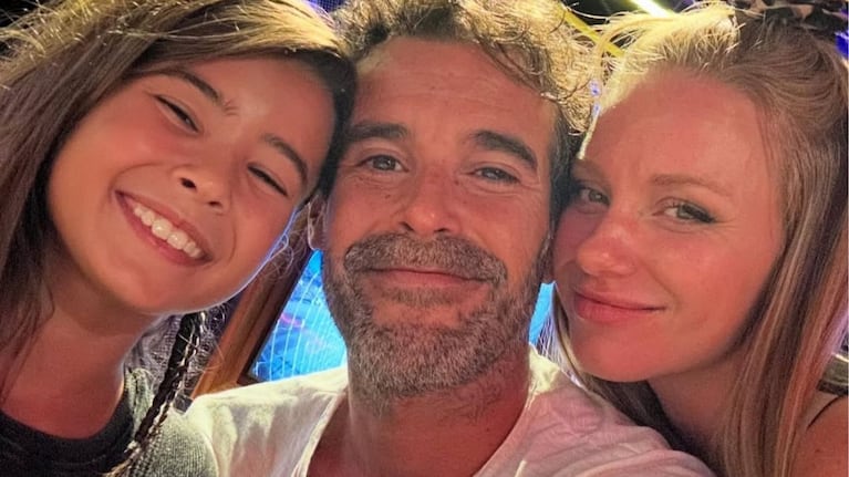 Rufina y Rocío sorprendieron a Cabré con cartas. (Foto: Instagram/@nicolascabre80) 