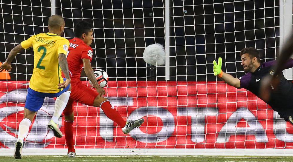 Ruidiaz la mete con el brazo y elimina a Brasil de la Copa. 