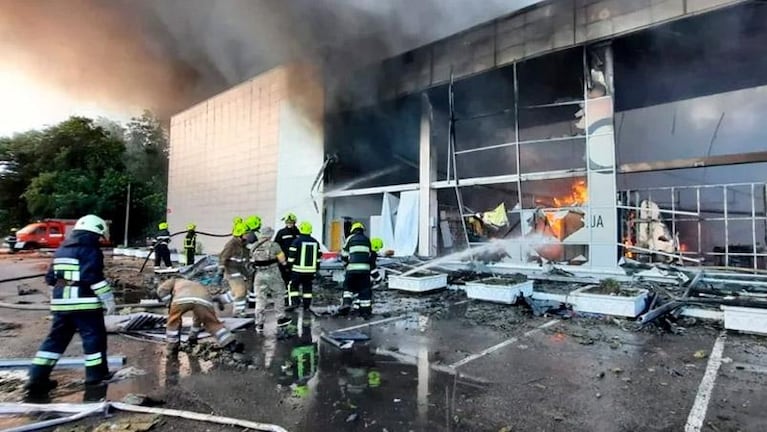 Rusia bombardeó un shopping en Ucrania: imágenes impactantes