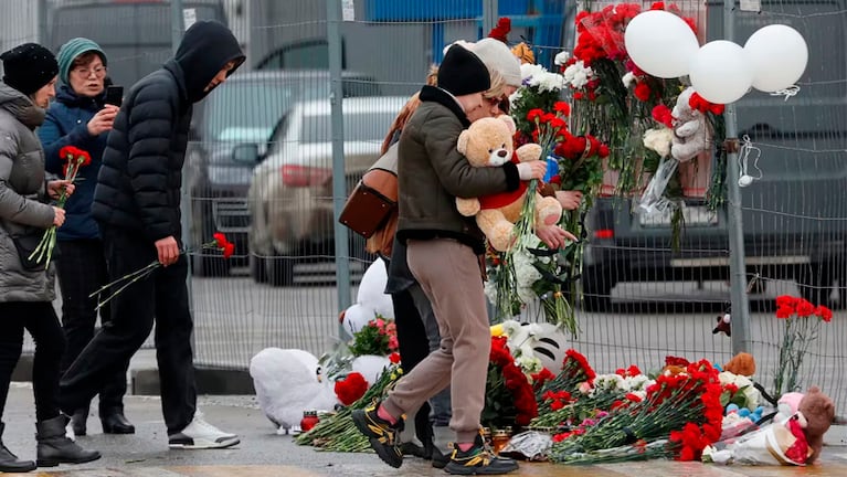 Rusos llegaron al lugar del atentado con flores, globos y peluches.