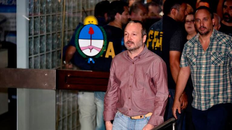 Sabatella abandona la sede de la Afsca, tras dos horas de resistencia.
