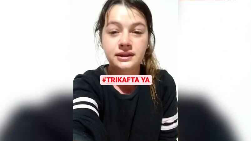 Sabrina está desesperada y exige que le entreguen su medicación.