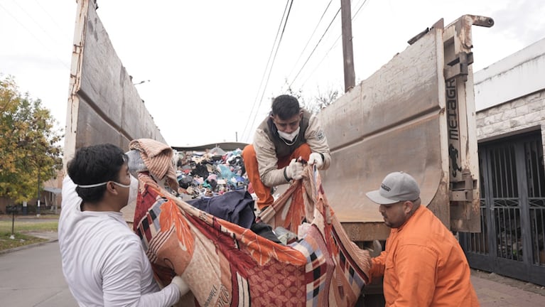 Sacaron 38 toneladas de basura de una casa en barrio Alto Alberdi.