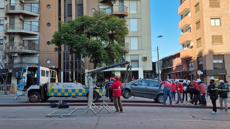 Sacaron el auto que había quedado atrapado en Bv. San Juan tras el derrumbe: las fotos