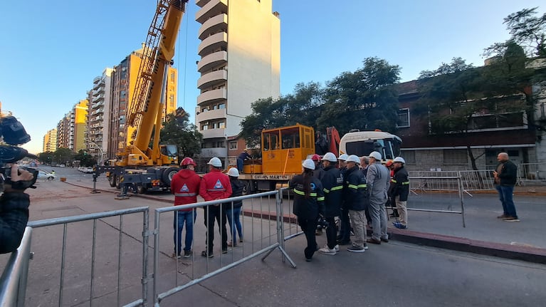 Sacaron el auto que había quedado atrapado en Bv. San Juan tras el derrumbe: las fotos