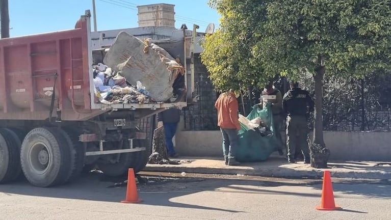 Sacaron toneladas de basura de una casa en barrio Alto Alberdi.