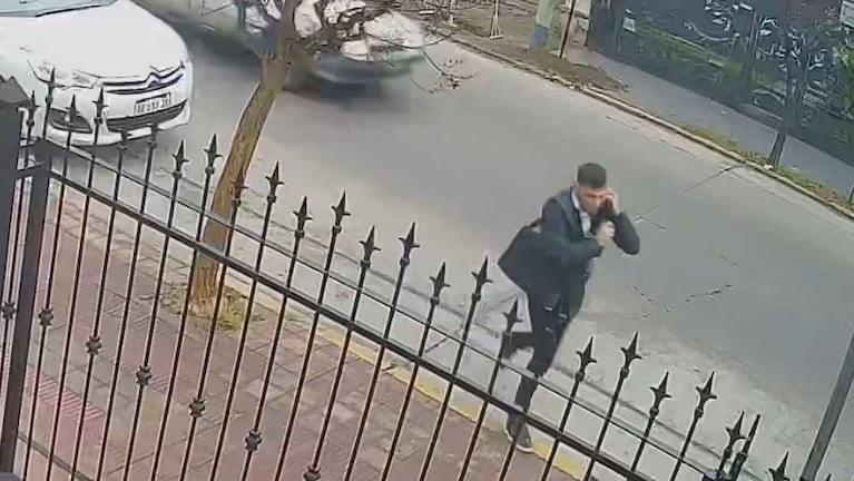 Sacó el maletín y después fingió recibir un llamado al celular.