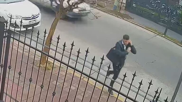 Sacó el maletín y después fingió recibir un llamado al celular.
