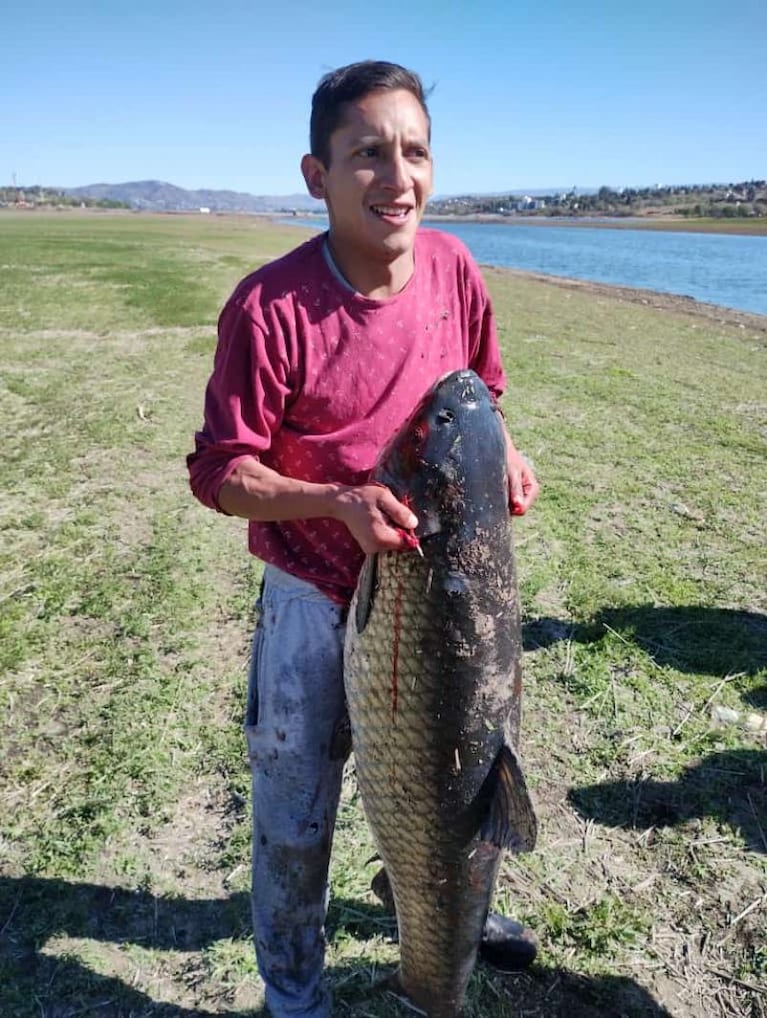 Sacó una carpa gigante del San Roque y rompió un récord: las fotos