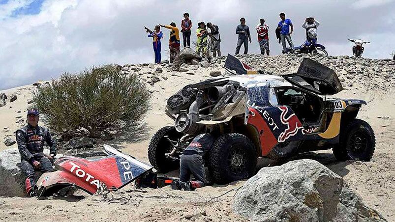 Sainz se sentó sobre una piedra, resignado, mientras intentaban reparar el auto. Foto: Marca. 