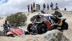 Sainz se sentó sobre una piedra, resignado, mientras intentaban reparar el auto. Foto: Marca. 