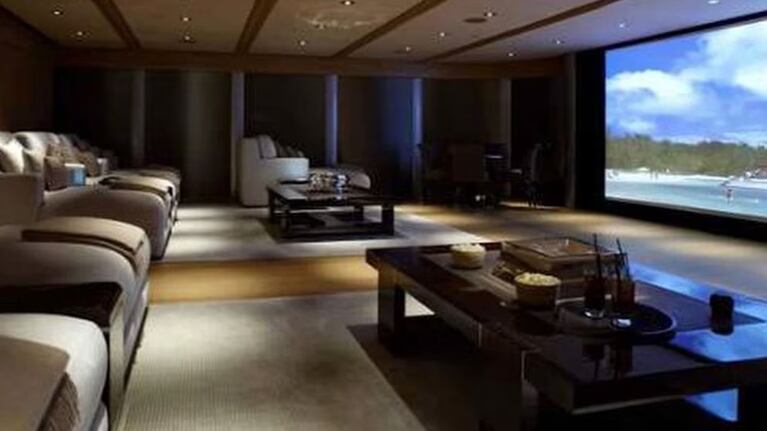 Sala de cine en la mansión de Piqué (@barcauniversal)