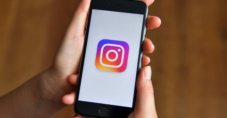 Salía con dos chicos a la vez y les contó por Instagram: la desopilante reacción