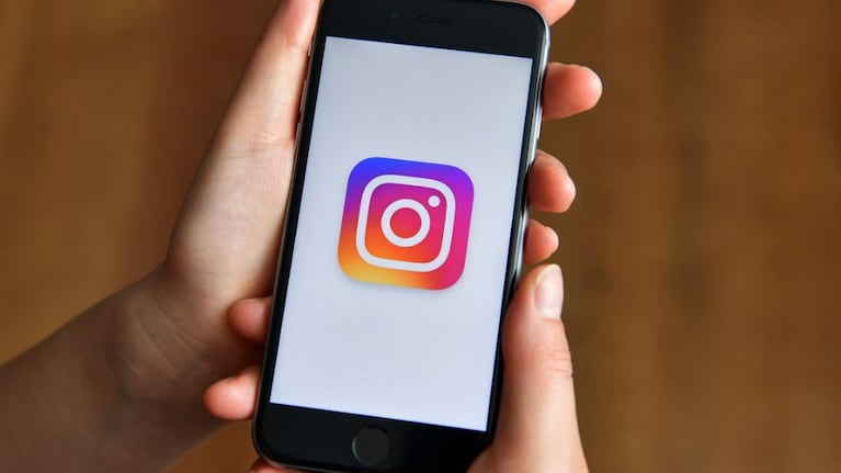 Salía con dos chicos a la vez y les contó por Instagram: la desopilante reacción