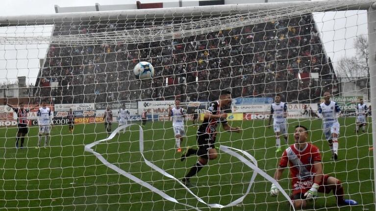 Salinas festeja el gol para subir a Primera.
