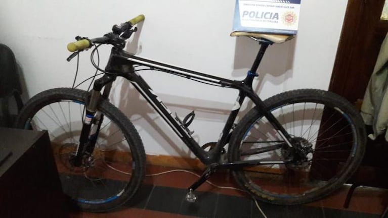 Salió a andar en bici y grabó un video para burlarse de que esquivó controles: fue detenido