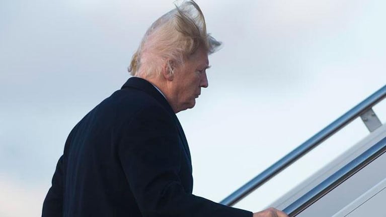 Salió a la luz el secreto de Trump: el viento reveló que es calvo