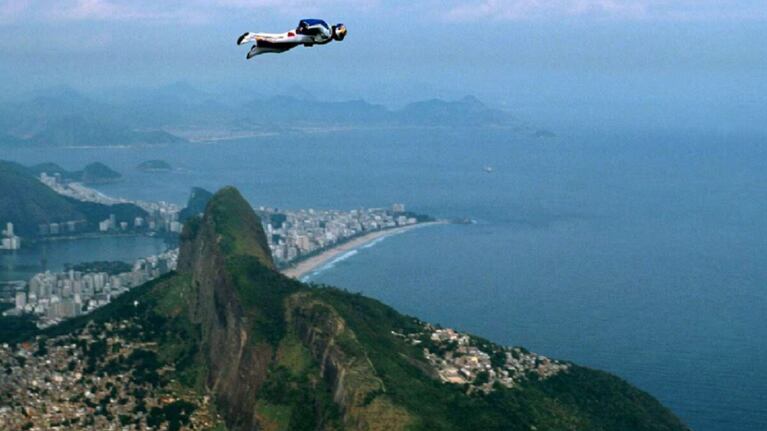 Saltó desde la estratósfera y batió un récord mundial: este jueves murió en un accidente de parapente