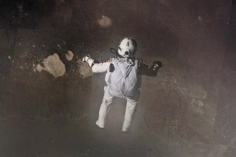 Saltó desde la estratósfera y batió un récord mundial: este jueves murió en un accidente de parapente