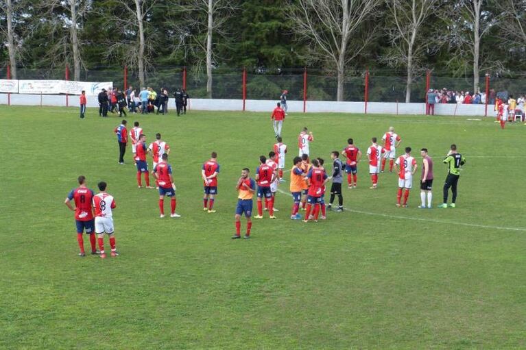 Salvaje golpe a un árbitro a los tres minutos del partido