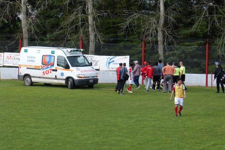 Salvaje golpe a un árbitro a los tres minutos del partido