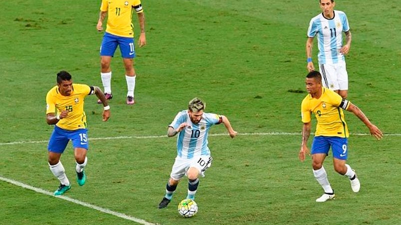 Salvo en el arranque, Messi fue controlado por los brasileros.