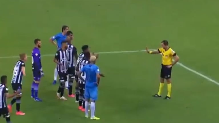 Sampaio sacó su spray y marcó la distancia con los jugadores.