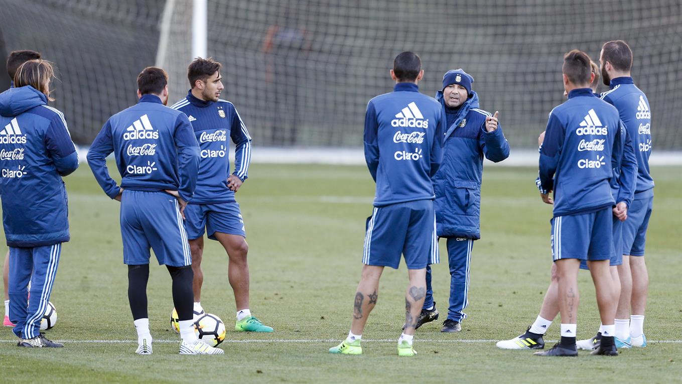 Sampaoli habla ante la mirada de los jugadores. Fotos: La Nación y Clarín.