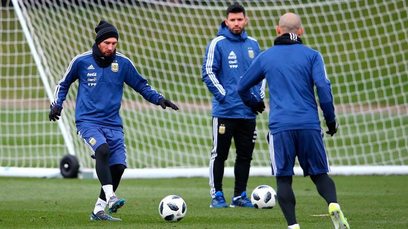 Sampaoli intentará rodear a Messi en el ataque.