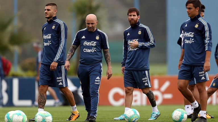 Sampaoli junto a su trío atacante: Messi, Dybala e Icardi