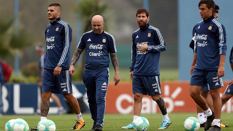 Sampaoli junto a su trío atacante: Messi, Dybala e Icardi