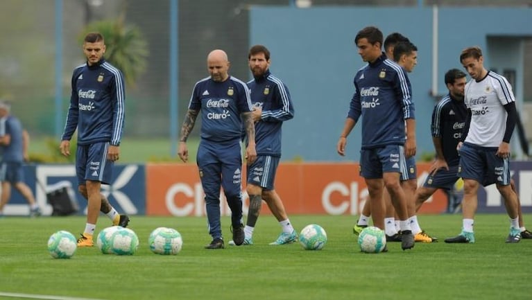 Sampaoli negó una pelea con Messi y defendió a Di María y Dybala