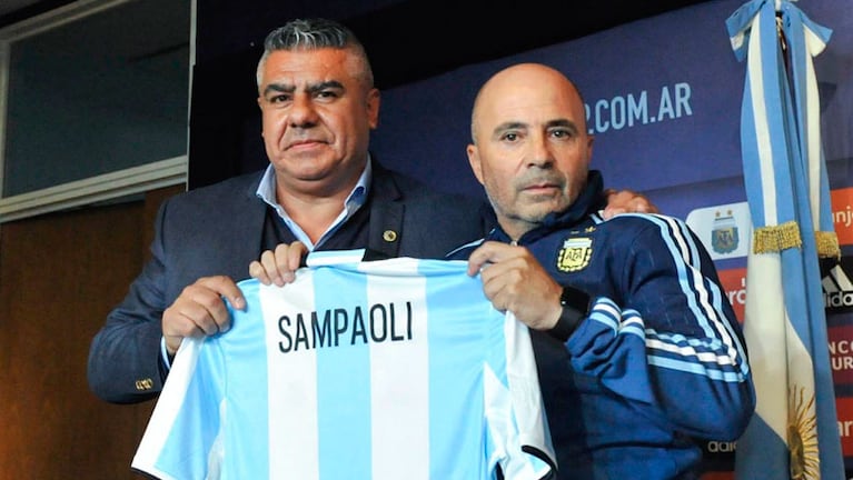 Sampaoli posó por primera vez con el buzo y la camiseta argentina.