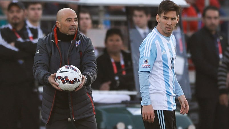 Sampaoli ya piensa como rodear a Lionel Messi. 