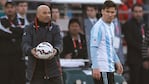 Sampaoli ya piensa como rodear a Lionel Messi. 