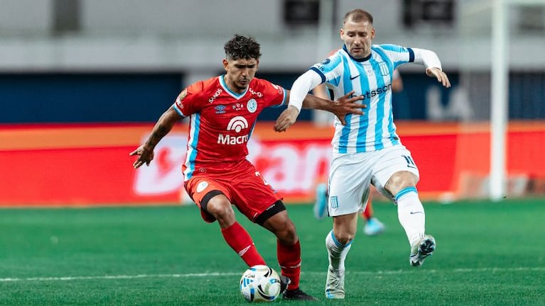 Sánchez ante Miljevic en La Pedrera. (Prensa Belgrano)