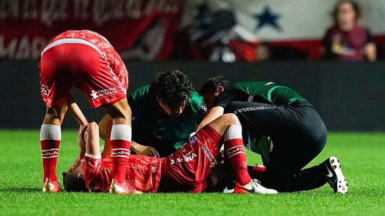 Sánchez, tendido en el césped tras lesionarse.