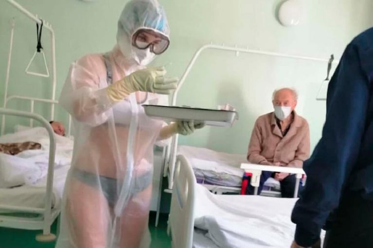 Sancionan a una enfermera rusa que atendía con ropa de protección transparente