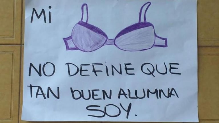 Sancionaron a una alumna que fue a la escuela sin corpiño