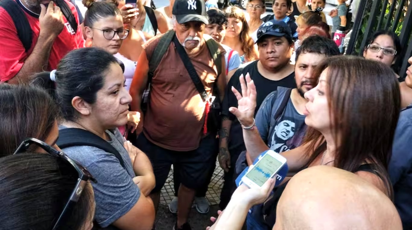 Sandra Pettovello salió a hablar con manifestantes.