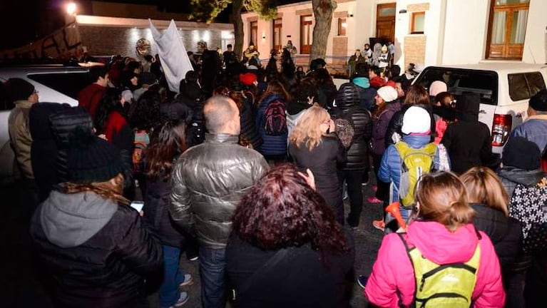 Santa Cruz no sale de la crisis y se multiplican las protestas.
