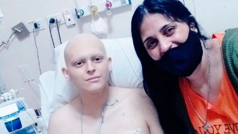 Santi junto a su madre en una de sus internaciones de su lucha contra la enfermedad.