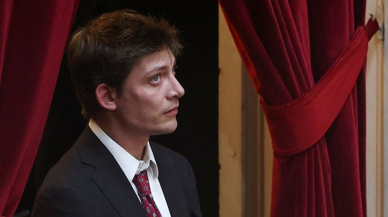 Santiago Caputo y un sorpresivo cambio de look.