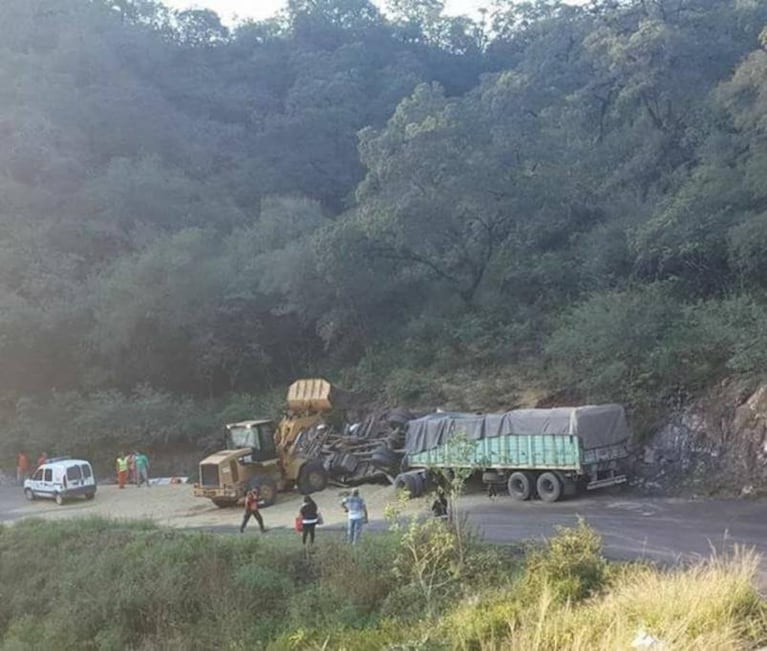 Santiago del Estero: un camión volcó y murieron tres cordobeses