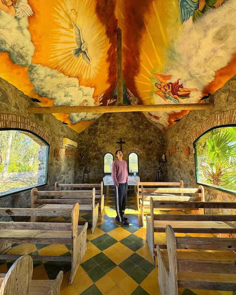 Santiago Korovsky en una capilla